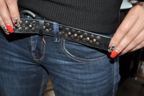 H&M retrage de pe piaţă o curea vândută împreună cu pantaloni pentru fetiţe